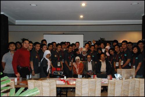 Mr. Howard, Mr. Awang H. Satyana, Prof. Koesoemadinata, OC, and Participants took a picture together