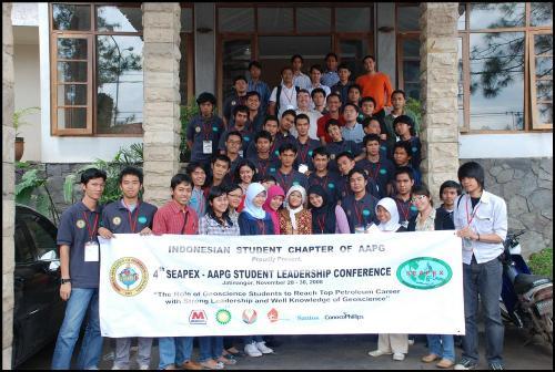 Mr. Howard J. Smith, OC, and All participants of 4th SEAPEX AAPG Student Leadership Conference took a picture together in front of Jatinangor Hotel, Jatinangor