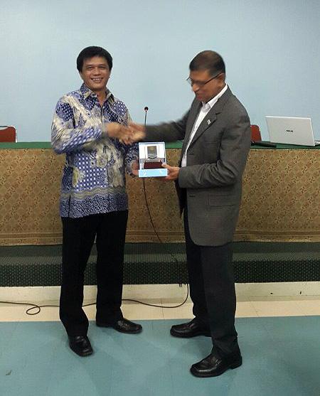 Dr A Haris, Faculty Advisor, UI Student Chapter, presenting Bala with a token of appreciation.