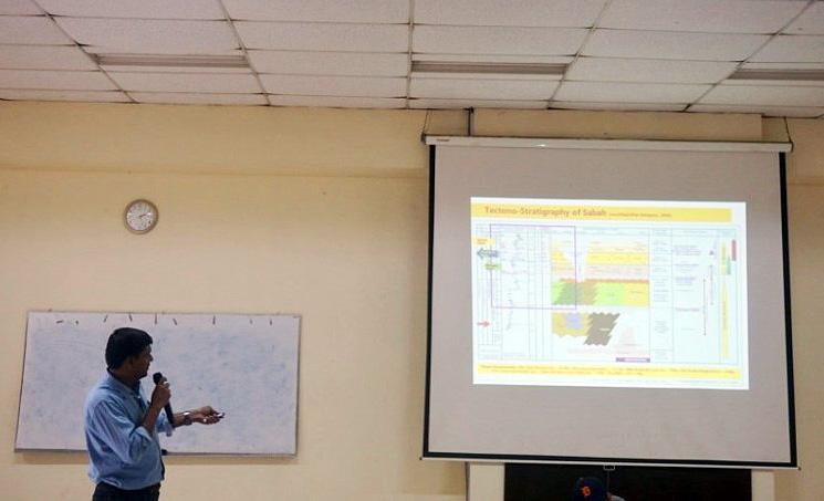 Dr Allagu Balaguru presenting his research.