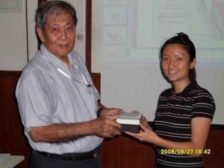 Distinguish Lecturer: Souvenir giving Dr. H.D. Tjia