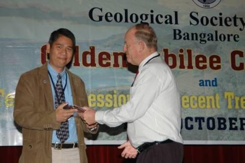 Herman Darman received an honorary award from Prof. R. P. Viljoen, on behalf of the Geological Society of India