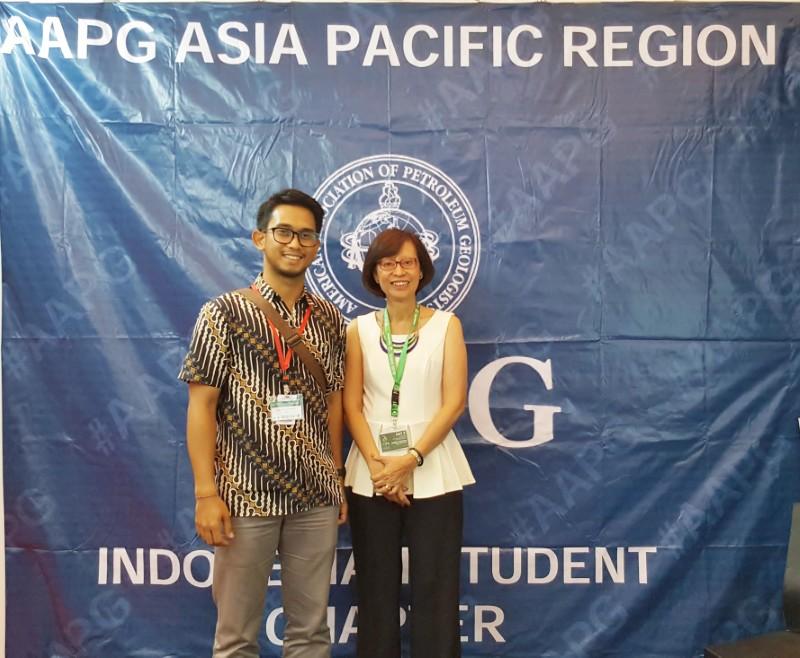 Adrienne Pereira (right) with Mika Suryapranata, AAPG Young Professional region liaison