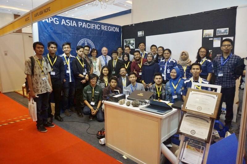 Peter Grant, region president, and Adrienne Pereira, region Programs Manager, with students at the AAPG booth