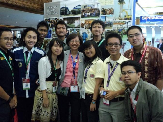 AAPG Asia Pacific Programmes Manager Adrienne Pereira with a group of Indonesian Student Chapter members.