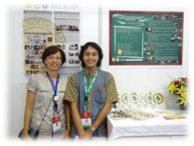 Gilang Cahya R, President of University of Pembangunan Nasional Student Chapter (right) with Adrienne Pereira, Programmes Manager, AAPG Asia Pacific