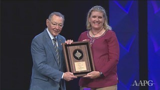 Laura Branch receives the 2019 Teacher of the Year Award