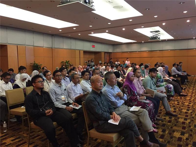 Attendees at the Dave Cantrell talk to PETRONAS