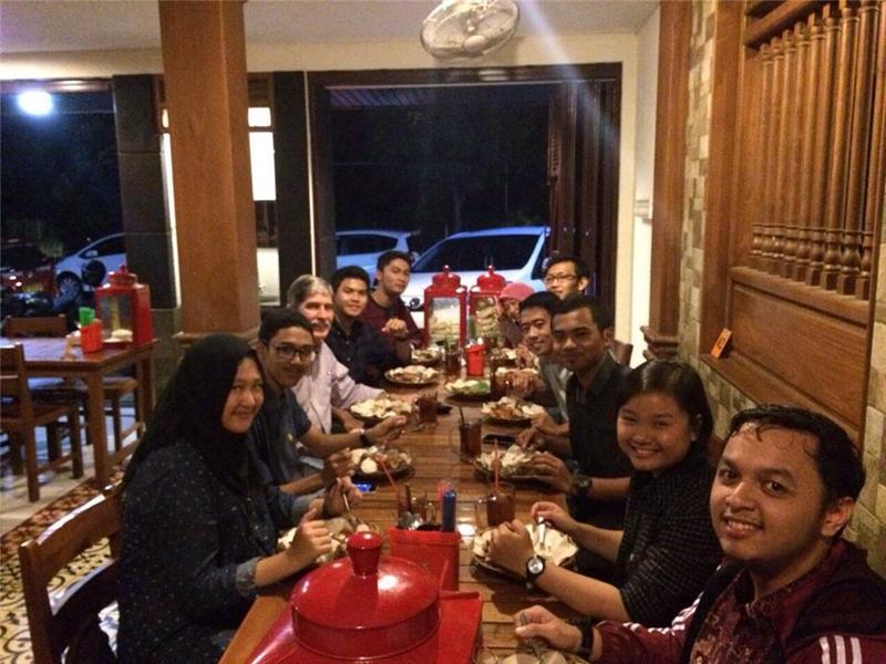 Dave Cantrell dines with students of UGM, UNPAD and UNDIP